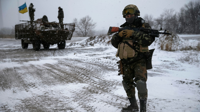 Ukrainian armed forces take their position near Debaltsevo, eastern Ukraine (Reuters / Gleb Garanich)