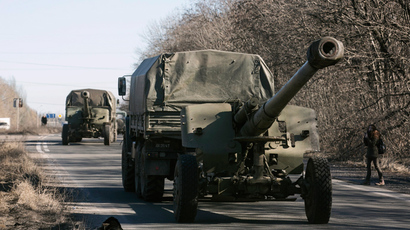 A mobile artillery cannons, are seen as they pull back from Donetsk, February 24, 2015 (Reuters / Baz Ratner)