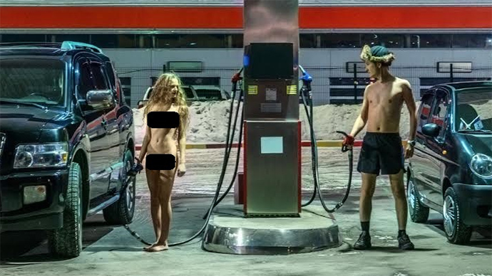 ‘Banks have left us butt-naked’: Siberian model stages naked protest at -40°C