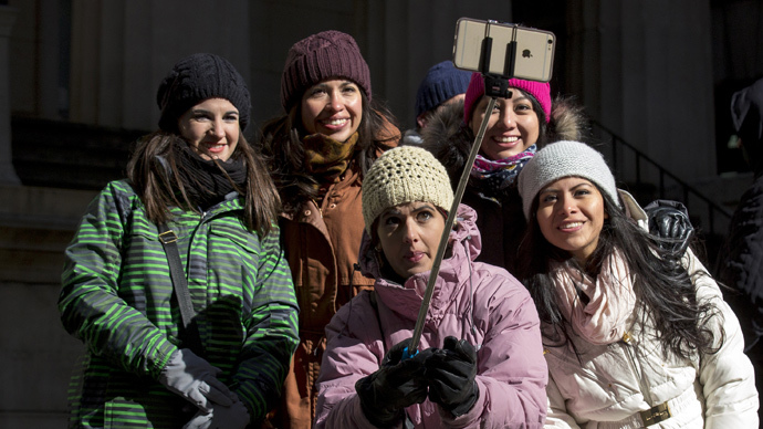 Selfie sticks banned at British National Gallery, Palace of Versailles