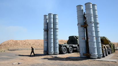 Um soldado durante um exercício militar envolvendo S-300 / SA 10 sistemas de míssil superfície-ar (RIA Novosti / Pavel Lisitsyn)