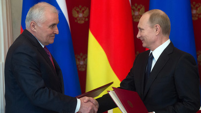  Russian President Vladimir Putin (R) and South Ossetian President Leonid Tibilov make a statement for the press March 18, 2015. (RIA Novosti / Aleksey Nikolskyi) 