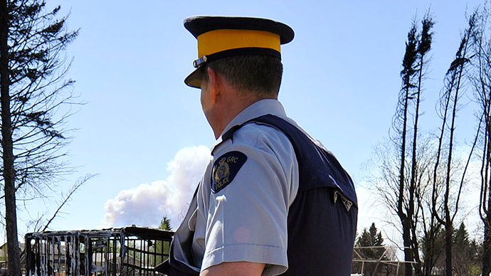 Canadian cop smashes car window, drags out driver (VIDEO)