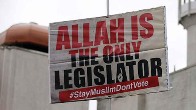 Far-right groups and Islamists clash outside London mosque