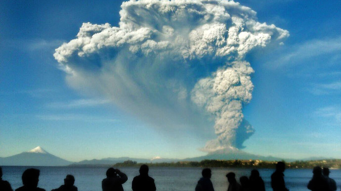 Chile on red alert as Calbuco volcano erupts twice for first time in 42yrs (VIDEO)