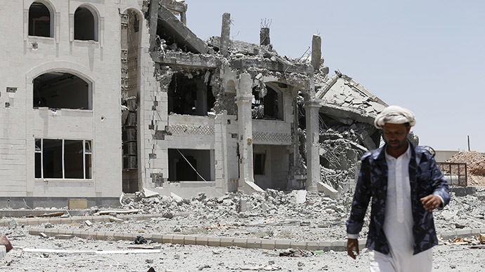 Saudi Arabia bombs Yemen runway ‘to stop Iranian flight landing’ (VIDEO)
