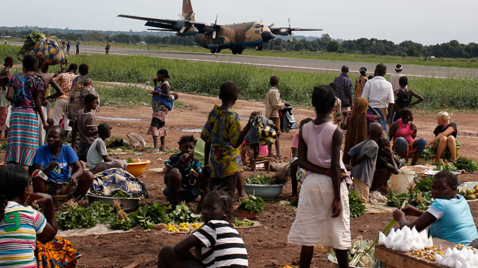 A military plane lands next to a camp for internally displaced people (IDPs), located at Bangui International Airport. (Reuters / Goran Tomasevic) 