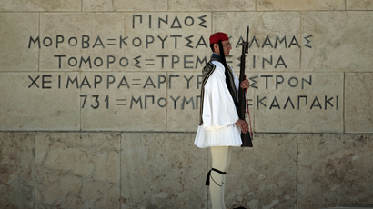 ARCHIVE PHOTO: A Presidential guard pays tribute at the Tomb of the Unkown Soldier during an anniversary ceremony marking the end of World War II in front of the parliament in Athens (Reuters / Yorgos Karahalis)