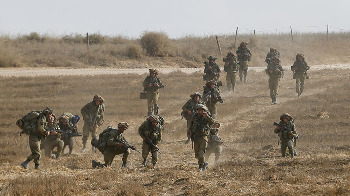 Israeli soldiers walk in a field after returning to Israel from Gaza August 5, 2014. (Reuters/Baz Ratner)
