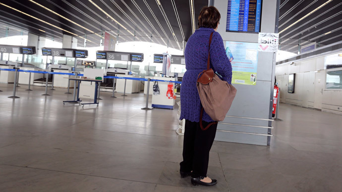 Faux pas: French man lands in custody for delaying girl’s flight… with bomb threat