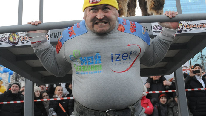 Russia's strongest man Elbrus Nigmatullin pulls 30-ton house (VIDEO)