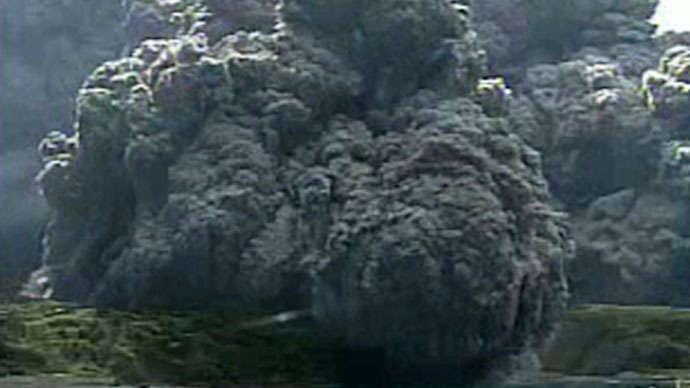 Japan volcano eruption triggers highest alert, locals' evacuation (VIDEO)