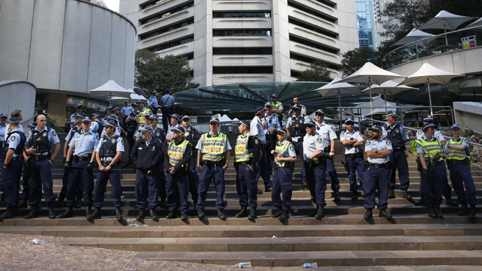 Scuffles in Melbourne as anti-Islamic protesters & anti-racism activists clash
