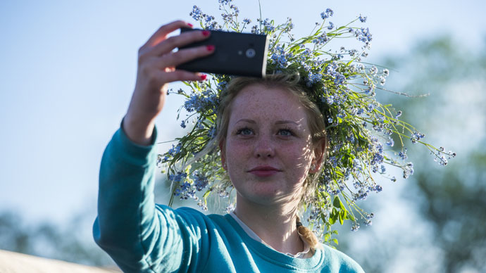 Safety first – activist suggests teaching children to make risk-free selfies