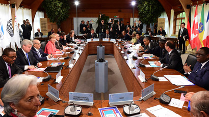 Os participantes participar da segunda sessão de trabalho de uma cimeira do G7 no castelo Elmau em Kruen perto de Garmisch-Partenkirchen, Alemanha, 8 de junho de 2015. (Reuters / John Macdougall)