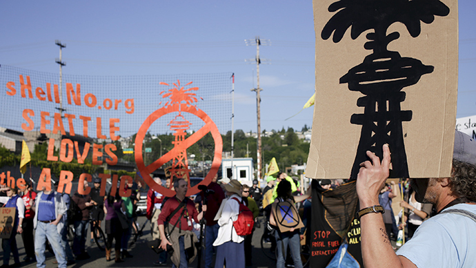 Off to Arctic: Shell drilling rig leaves Seattle amid protest