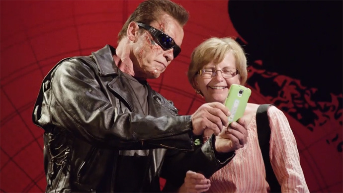Schwarzenegger poses as 'Terminator' waxwork for charity, terrifies fans (VIRAL VIDEO)