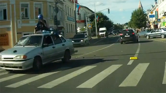 Stunning crash stunt: Biker lands safely on car roof after flipping over (VIDEO)