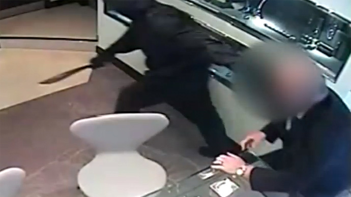 CCTV captures armed robbers storming Manchester jewelers (VIDEO)