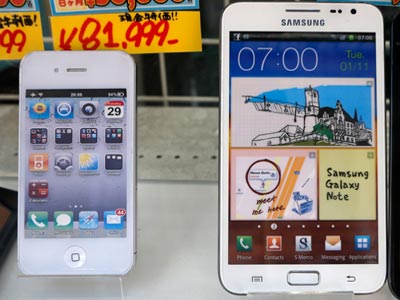Apple's iPhone and Samsung Galaxy Note are displayed at a shop in Tokyo (Reuters/Kim Kyung Hoon)