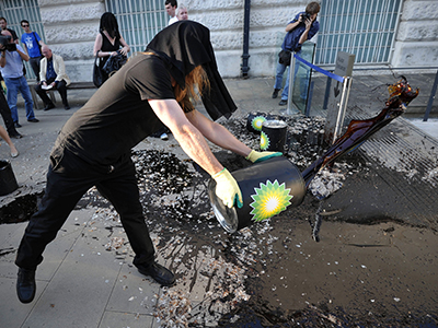 BP to pay record fine to US for 2010 oil spill