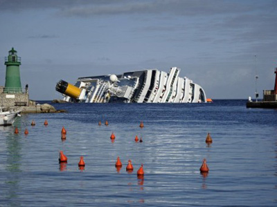Costa Concordia turns into morbid tourist spectacle