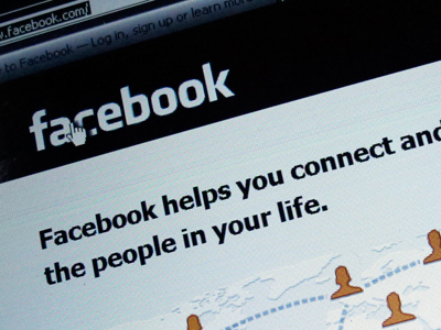 Facebook 1Q profit down ahead of IPO