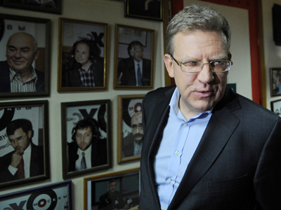 Ex-Finance Minister flourishes a brush for charity