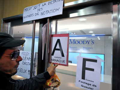 Moody's: Spain three notches down, Cyprus two