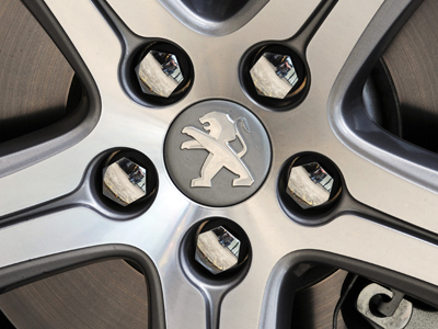 Peugeot strikes back at government over job cut plans