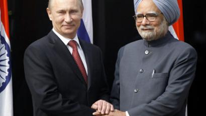 Russian President Vladimir Putin (L) shakes hands with Indian Prime Minister Manmohan Singh ahead of a meeting at Singh's residence in New Delhi on December 24, 2012 (AFP Photo / Mustafa Quraishi)