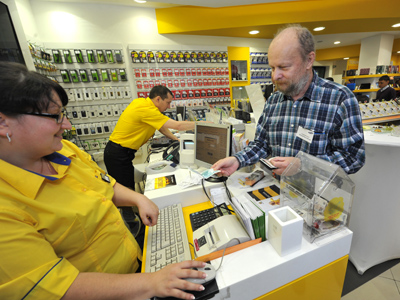 Smart phone sales drives electronic retail up