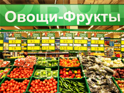 Russian retailers offer discounts to bring in the buyers