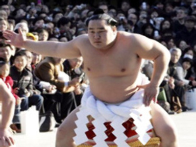 Sumo wrestler punished for playing football in secret