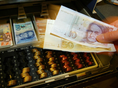 Swiss banks to lose 'hundreds of billions' of dollars after tax scandal