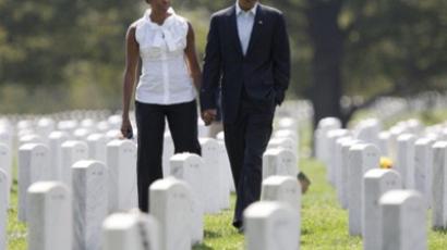 US President Barack Obama and First Lady Michelle Obama (L) visit section 60 at Arlington National Cemetery on September 10, 2011. Section 60 contains service members killed in the Iraq and Afghanistan wars (AFP Photo / Toby Jorrin)