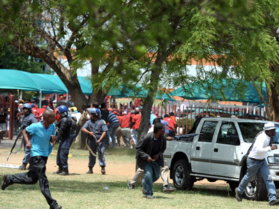 S. African police fire stun grenades, rubber bullets as unions clash (PHOTOS)