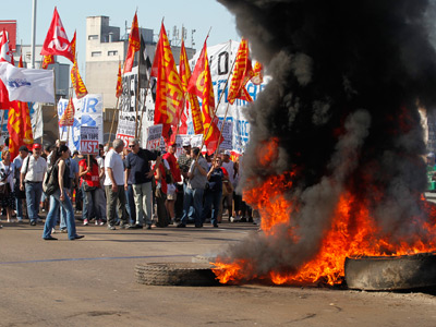 First mass strike in decade paralyzes Argentina, challenges Kirchner govt (PHOTOS)