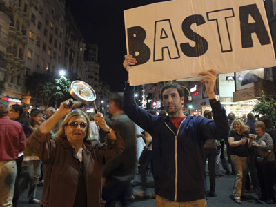 Tens of thousands of Argentines protest president’s policies (PHOTOS)