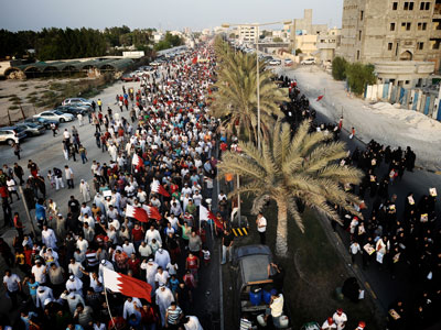 Thousands swamp Bahrain highway in first legal 'Freedom and Democracy' demo in weeks (PHOTOS)