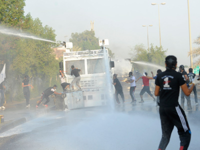 Bahraini police disperse protesters with tear gas, water cannon (PHOTOS)