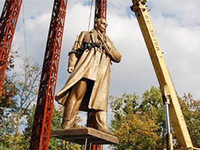 Ukrainians protest against Bandera for national hero