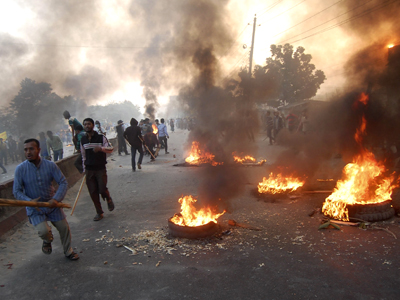 One dead, scores injured as Bangladeshi police use live ammunition on protesters (PHOTOS)