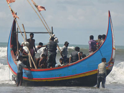 60 Myanmar refugees missing, 50 rescued after boat sinks (PHOTOS)