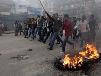 4 killed, 600 injured as Bangladesh protests turn violent (PHOTOS)