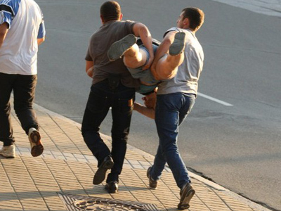 Plainclothes Belarussian policemen detain a protestor in central Minsk during another round of "silent" protests against the hardline authorities (AFP Photo / Alexey Gromov)