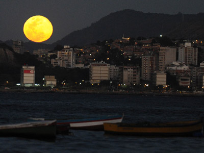 Kind of Blue: Second full moon in month fills night sky (PHOTOS)