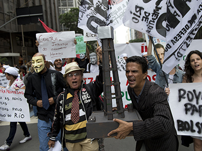 Olympics under threat: 200,000 protest oil wealth distribution bill in Rio (PHOTOS)