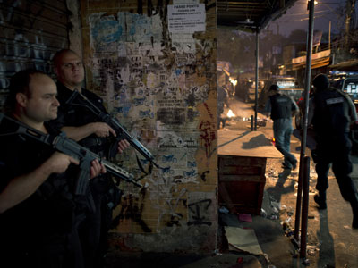 Hundreds of police storm Brazilian slums (PHOTOS)
