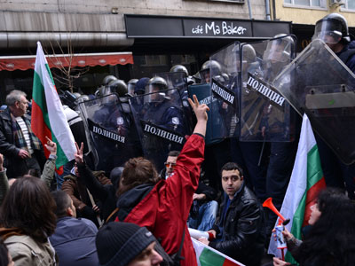 Eggs, tomatoes and stones: Protesters clash with police in Bulgaria amid energy bill rallies (PHOTOS)